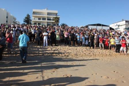 Afluencia de povo, sempre com a ajuda da marinha